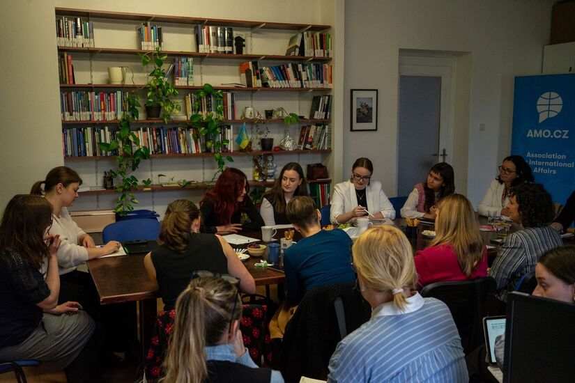 Members of the women network discussed with Lucie Bartošová, Katerina Demetrashvili, and Anežka Nedomová