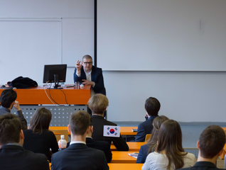 „Býval jsem novinářem, dnes se tomu říká tvůrce obsahu,“ řekl Šídlo studentům Pražského studentského summitu