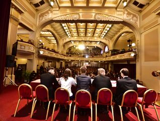 TZ - Ochránci demokracie budete vy, řekl americký velvyslanec studentům