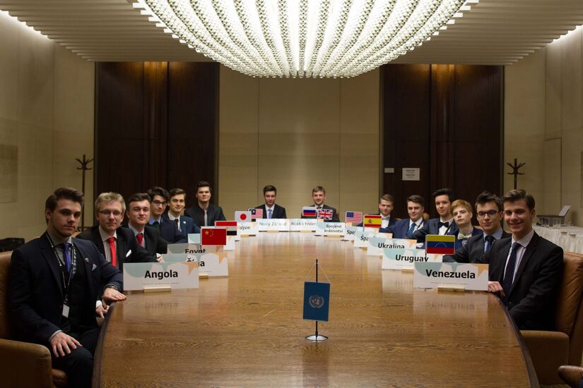 TZ - Zastavte jaderný program a zmírníme sankce, vyzvali středoškoláci KLDR