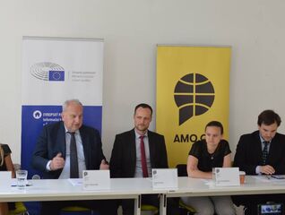 EU se brání rizikům plynoucím z tržního statutu Číny a chce se vyhnout obchodní válce s USA