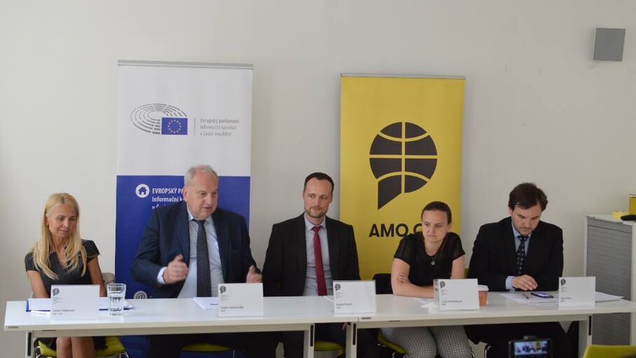 EU se brání rizikům plynoucím z tržního statutu Číny a chce se vyhnout obchodní válce s USA