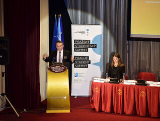 Útok Spojených států na Sýrii připomíná úder pěstí, řekl Zaorálek na zahájení Pražského studentské summitu