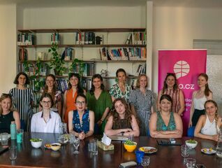 Členky Networku žen diskutovaly se Sarah Komasovou