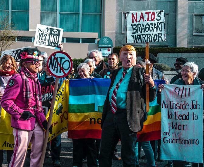 Přestaňte si dělat starosti a naučte se milovat transakční přístup k NATO