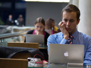 AMO hledá stážistu na pozici kameramana