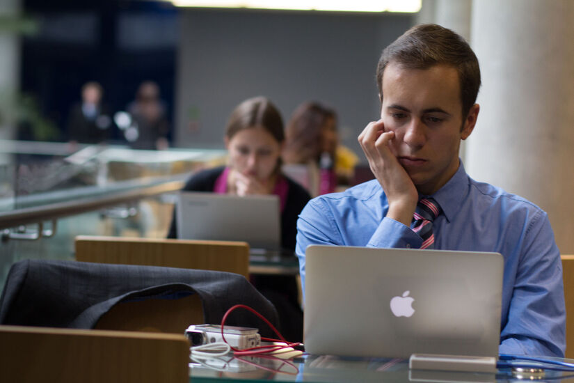 AMO hledá stážistu na pozici kameramana